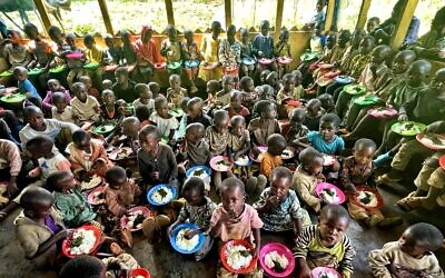 Sur cette photo non datée, on voit des enfants souffrant de malnutrition mangerdes repas nutritifs au sein du complexe Africa 3030, dans l'est de la République démocratique du Congo. (Autorisation)