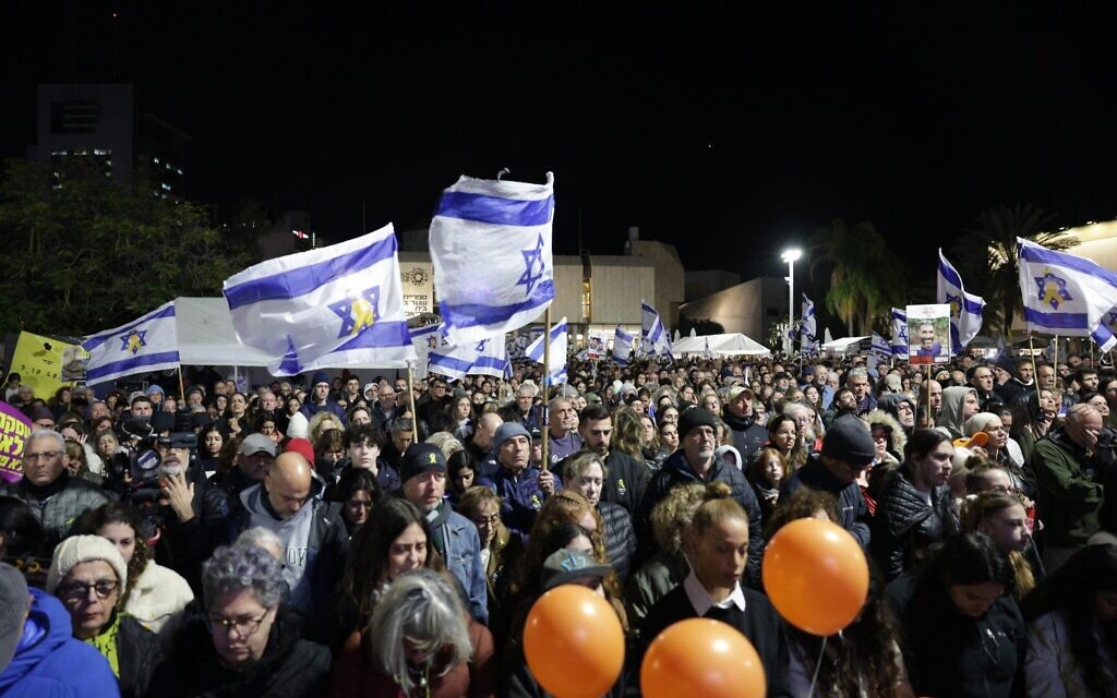 Des personnes se sont rassemblées pour pleurer les quatre otages tués et restitués par le Hamas, sur la Place des Otages de Tel Aviv, le 20 février 2025. (Alon Gilboa/Mouvement de protestation pro-démocratie)