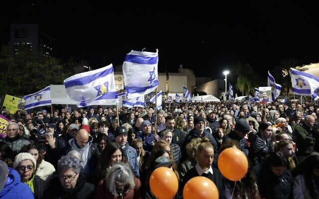 Des personnes se sont rassemblées pour pleurer les quatre otages tués et restitués par le Hamas, sur la Place des Otages de Tel Aviv, le 20 février 2025. (Alon Gilboa/Mouvement de protestation pro-démocratie)