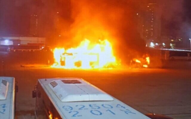 Des bus prenant feu après une explosion, sur un parking de Bat Yam, le 20 février 2025. (Crédit : Service d'incendie et de secours)