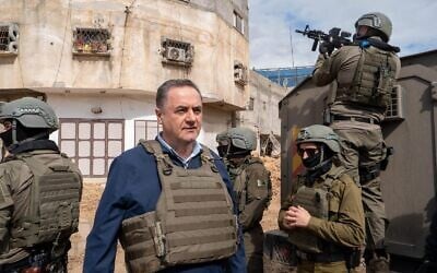 Le ministre de la Défense, Israel Katz, avec des soldats de l'armée israélienne dans le camp de réfugiés de Tulkarem, en Cisjordanie, le  21 février 2025. (Crédit : Ariel Hermoni/Ministère de la Défense)