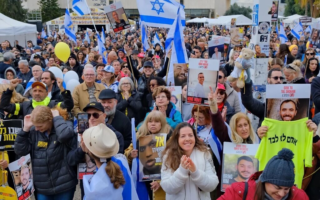 Des Israéliens sur la place des otages de Tel-Aviv regardent sur grand écran la libération des otages Avera Mengistu et Tal Shoham de la captivité du Hamas à Gaza, le 22 février 2025. (Omer Tuval / Hostages Families Forum)