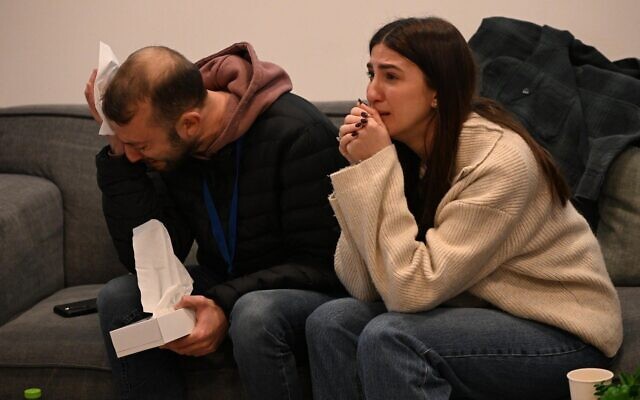 Des proches de l'otage Tal Shoham regardant sa libération par le groupe terroriste Hamas alors qu'ils attendent au centre hospitalier Rabin, à Petah Tikva, le 22 février 2025. (Crédit : Haïm Zach/GPO)