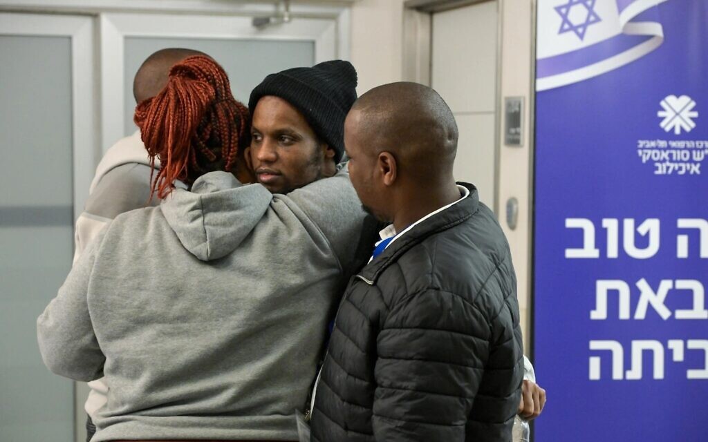 Avera Mengistu (au centre) est accueilli par des membres de sa famille à l'hôpital Ichilov de Tel Aviv après avoir été relâché par le Hamas, le 22 février 2025. (Crédit : Maayan Toaf/GPO)