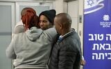 Avera Mengistu (au centre) accueilli par des membres de sa famille à l'hôpital Ichilov de Tel Aviv après avoir été relâché par le Hamas, le 22 février 2025. (Crédit : Maayan Toaf/GPO)