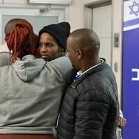 Avera Mengistu (au centre) est accueilli par des membres de sa famille à l'hôpital Ichilov de Tel Aviv après avoir été relâché par le Hamas, le 22 février 2025. (Crédit : Maayan Toaf/GPO)