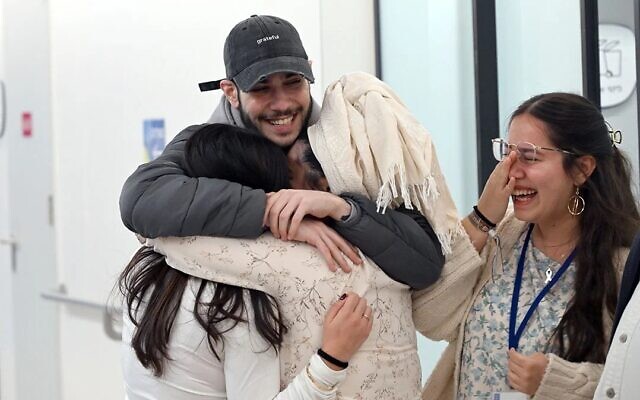 L'otage libéré Eliya Cohen retrouve les membres de sa famille à l'hôpital Beilinson de Petah Tikva, le 22 février 2025. (Crédit : Haim Zach/GPO)
