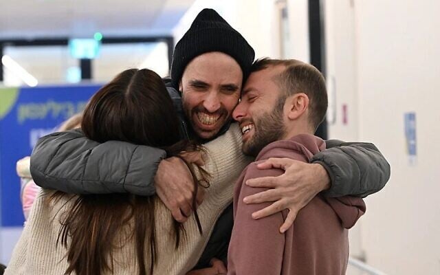 Tal Shoham, otage libéré, retrouve les membres de sa famille à l'hôpital Beilinson de Petah Tikva, le 22 février 2025. (Crédit : Haim Zach/GPO)