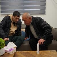 L'ex-otage Hisham al-Sayed et son père, après avoir été relâché par le Hamas après dix ans de captivité, au centre de Reïm, près de Gaza, le 22 février 2025. (Crédit : Armée israélienne)