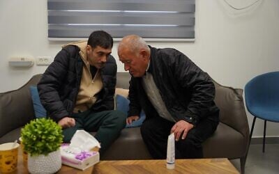 L'ex-otage Hisham al-Sayed et son père, après avoir été relâché par le Hamas après dix ans de captivité, au centre de Reïm, près de Gaza, le 22 février 2025. (Crédit : Armée israélienne)