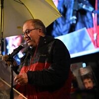 Gilad Korngold, le père de l'otage libéré Tal Shoham, s'exprime sur la place des otages de Tel Aviv quelques heures après la libération de son fils, le 22 février 2025. (Crédit : Forum des familles d'otages et de portés-disparus)