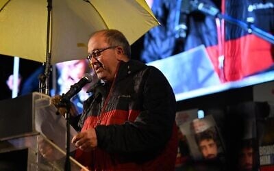 Gilad Korngold, le père de l'otage libéré Tal Shoham, s'exprime sur la place des otages de Tel Aviv quelques heures après la libération de son fils, le 22 février 2025. (Crédit : Forum des familles d'otages et de portés-disparus)