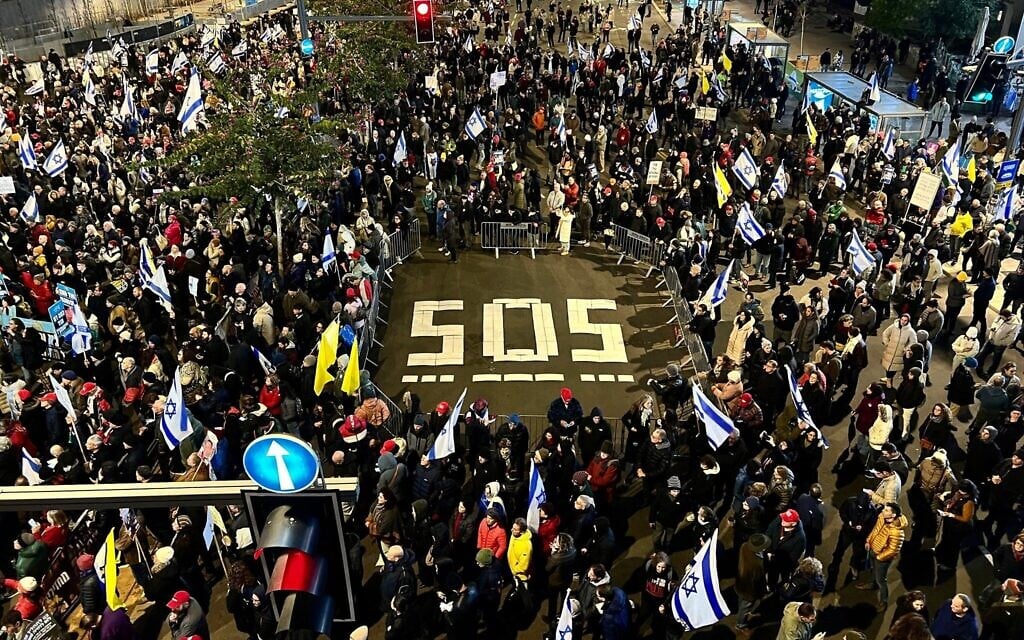 Des manifestants se rassemblent pour demander la libération de tous les otages encore détenus à Gaza, autour d'un slogan marquant les 505 jours de captivité, porte de Begin à Tel Aviv, le 22 février 2025. (Yael Gadot/Mouvement de protestation pro-démocratie)