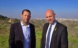 Le président de la Knesset, Amir Ohana, à droite, en compagnie du chef du Conseil régional de Samarie, Yossi Dagan, lors d'une visite de cette région du nord de la Cisjordanie, le 23 février 2025. (Crédit : Roi Hadi)