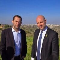 Le président de la Knesset, Amir Ohana, à droite, en compagnie du chef du Conseil régional de Samarie, Yossi Dagan, lors d'une visite de cette région du nord de la Cisjordanie, le 23 février 2025. (Crédit : Roi Hadi)