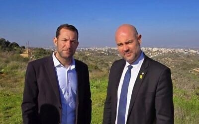 Le président de la Knesset, Amir Ohana, à droite, en compagnie du chef du Conseil régional de Samarie, Yossi Dagan, lors d'une visite de cette région du nord de la Cisjordanie, le 23 février 2025. (Crédit : Roi Hadi)