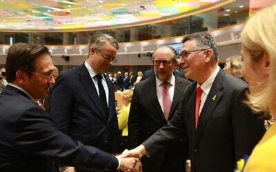 Le ministre des Affaires étrangères Gideon Saar rencontre ses homologues européens à Bruxelles, le 24 février 2025. (Crédit : Shalev Man/Ministère des Affaires étrangères)