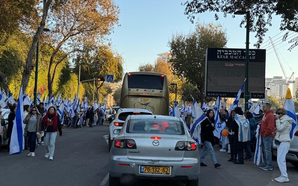 La foule se rassemble à Kfar HaMaccabiah à Ramat Gan pour rendre hommage à la famille Bibas avant le cortège funèbre (Crédit : Naama Zeevi Rivlin)