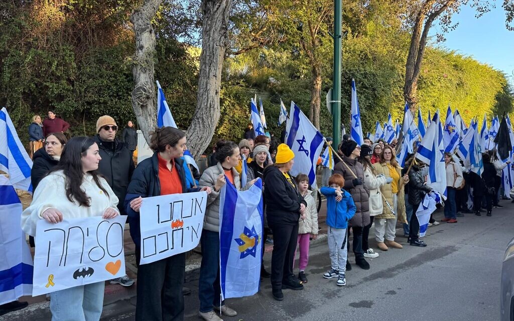À Kfar HaMaccabiah, à Ramat Gan, la foule s'est massée dans les rues pour rendre hommage à la famille Bibas avant les funérailles des otages assassinés Shiri, Kfir et Ariel Bibas, le 26 février 2025 (Par Zeevi Rivlin)