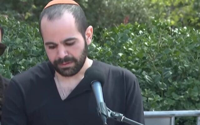 Yarden Bibas rend hommage à son épouse Shiri et à ses deux jeunes fils Kfir et Ariel, au cimetière régional de Tsoher, le 26 février 2025. (Crédit : GPO)