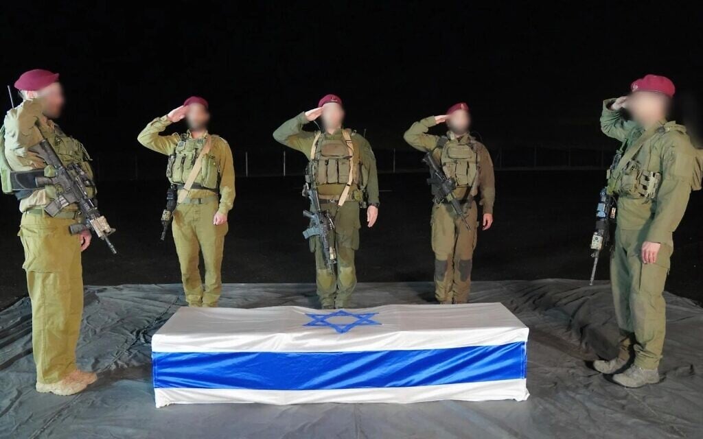 Des officiers de Tsahal saluent un cercueil contenant le corps de l'otage Shiri Silberman Bibas, tuée le 21 février 2025. (Crédit : Armée israélienne)