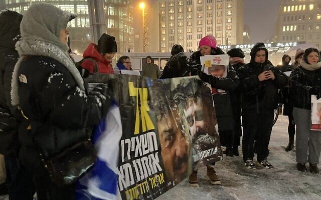 Des manifestants réclamant la libération des otages toujours détenus par le Hamas, lors d'une veillée organisée le soir de l'ouverture du Festival international du film de Berlin, la Berlinale, près du cinéma Palast, à Berlin, le 13 février 2025. (Crédit : Toby Axelrod/JTA) Des manifestants réclamant la libération des otages toujours détenus par le Hamas, lors d'une veillée organisée le soir de l'ouverture du Festival international du film de Berlin, la Berlinale, près du cinéma Palast, à Berlin, le 13 février 2025. (Crédit : Toby Axelrod/JTA)