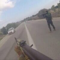 Capture d'écran d'une vidéo provenant d'une caméra corporelle appartenant au Hamas, montrant des terroristes tirant sur un véhicule israélien lors du pogrom perpétré par le groupe terroriste palestinien le 7 octobre 2023 dans le sud d'Israël. (Crédit : Capture d'écran/Armée israélienne/Bureau de la presse gouvernementale)