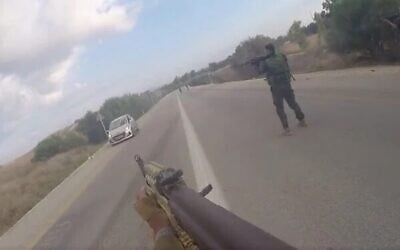 Capture d'écran d'une vidéo provenant d'une caméra corporelle appartenant au Hamas, montrant des terroristes tirant sur un véhicule israélien lors du pogrom perpétré par le groupe terroriste palestinien le 7 octobre 2023 dans le sud d'Israël. (Crédit : Capture d'écran/Armée israélienne/Bureau de la presse gouvernementale)