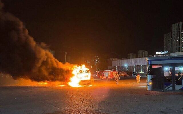Des bus prenant feu après une explosion, sur un parking de Bat Yam, le 20 février 2025. (Crédit : Capture d'écran)