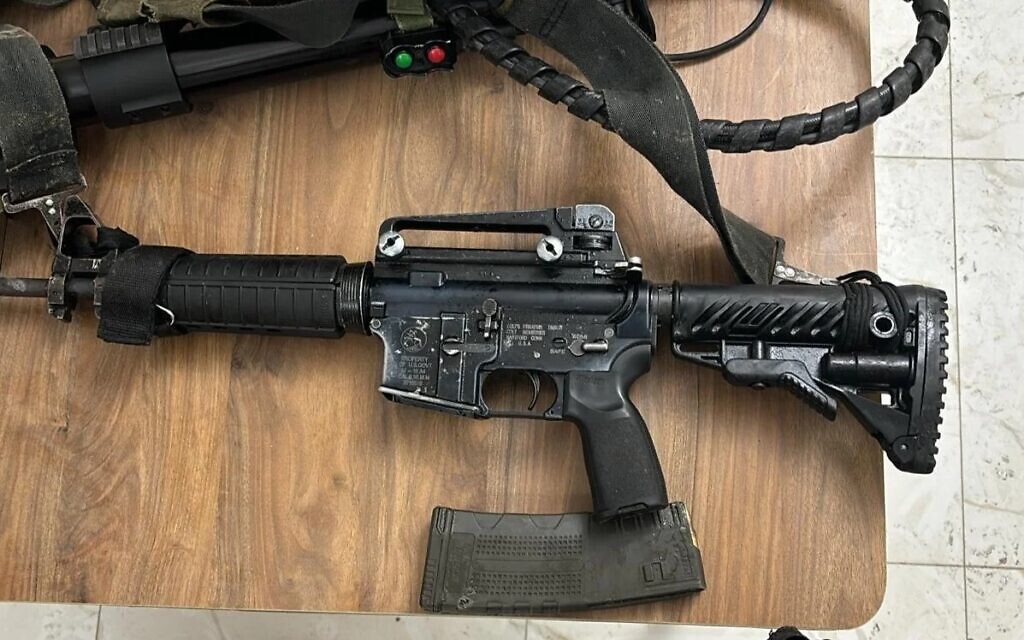 Un fusil d'assaut pris par les troupes de Tsahal à un tireur palestinien dans le camp de Nur Shams près de la ville de Tulkarem en Cisjordanie, le 12 février 2025. (Crédit : Armée israélienne)