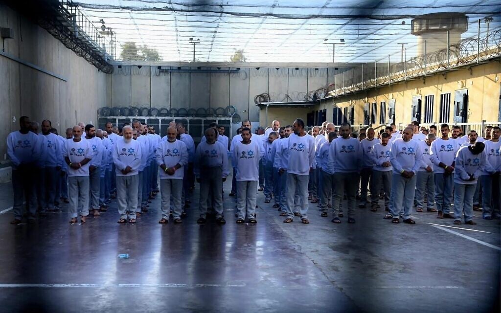 Photo d'illustration : L'administration pénitentiaire israélienne habille les prisonniers palestiniens prêts à être libérés avec des chemises portant son logo, une étoile de David et la phrase en arabe : "Nous n'oublierons pas et nous ne pardonnerons pas", le 15 février 2025. (Crédit : Service pénitentiaire israélien)