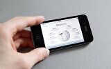 Illustration d'une personne consultant Wikipédia sur son téléphone. (Crédit : iStock/pressureUA)