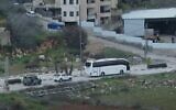 Un bus transportant des prisonniers de sécurité palestiniens devant être libérés dans le cadre de l'accord de cessez-le-feu à Gaza part de la prison d'Ofir en Cisjordanie, le 8 février 2025. (Crédit : Capture d'écran/Al Jazeera)