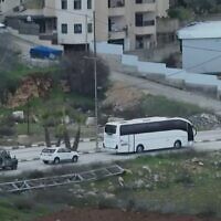 Un bus transportant des prisonniers de sécurité palestiniens devant être libérés dans le cadre de l'accord de cessez-le-feu à Gaza part de la prison d'Ofir en Cisjordanie, le 8 février 2025. (Crédit : Capture d'écran/Al Jazeera)