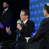 Le président Isaac Herzog s'exprime lors de la conférence du groupe B'Sheva à Jérusalem, le 24 février 2025. (Crédit : Maayan Toaf/GPO)