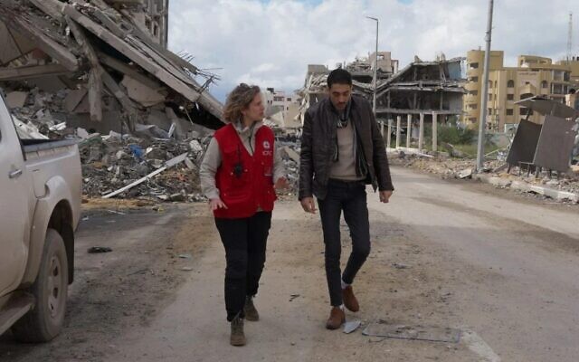 L'otage Hisham al-Sayed est remis par le Hamas à la Croix-Rouge dans la ville de Gaza, le 22 février 2025. (Crédit : Service de presse du Hamas)