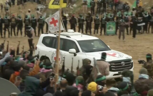 Un véhicule de la Croix-Rouge arrive avant que le Hamas ne remette les corps de quatre otages israéliens à Khan Younès, dans le sud de la bande de Gaza, le 20 février 2025. (Capture d'écran/YouTube)