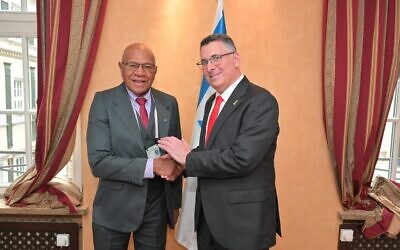 Le Premier ministre et ministre des Affaires étrangères des îles Fidji, Sitinevi Rabuka, avec le ministre des Affaires étrangères, Gideon Saar, à Munich, le 15 février 2025 (Ministère des Affaires étrangères)
