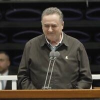 Le ministre de la Défense, Israel Katz, s'exprimant lors d'une cérémonie de remise des diplômes des cadets de l'armée israélienne, à Holon, le 23 février 2025. (Crédit : Capture d'écran/Armée israélienne)