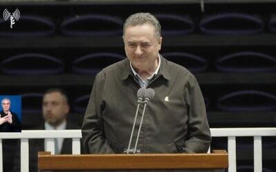 Le ministre de la Défense, Israel Katz, s'exprimant lors d'une cérémonie de remise des diplômes des cadets de l'armée israélienne, à Holon, le 23 février 2025. (Crédit : Capture d'écran/Armée israélienne)