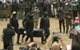 Des terroristes du Hamas transportant le cercueil  d'un otage israélien tué alors qu'ils remettent quatre de ces cercueils à la Croix-Rouge, à Khan Younès, dans la bande de Gaza, le 20 février 2025. (Crédit : Capture d'écran)