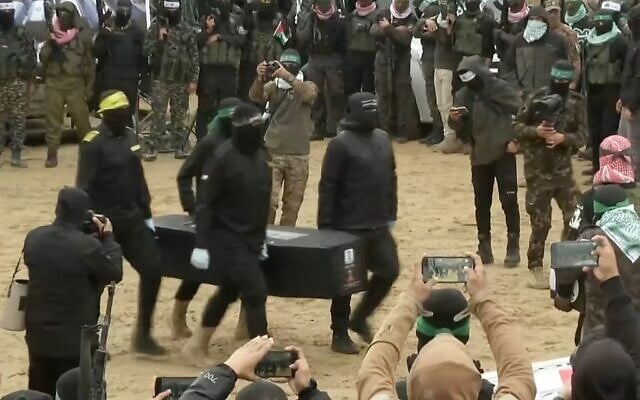 Des terroristes du Hamas transportant le cercueil  d'un otage israélien tué alors qu'ils remettent quatre de ces cercueils à la Croix-Rouge, à Khan Younès, dans la bande de Gaza, le 20 février 2025. (Crédit : Capture d'écran)