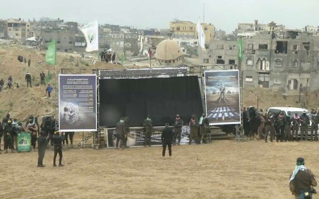Des terroristes du Hamas lors de la remise attendue des corps de quatre otages décédés, dont Shiri Bibas et ses deux jeunes enfants, à Khan Younès, au sud de Gaza, le 20 février 2025. (Crédit : Saeed Mohammed/Flash90)