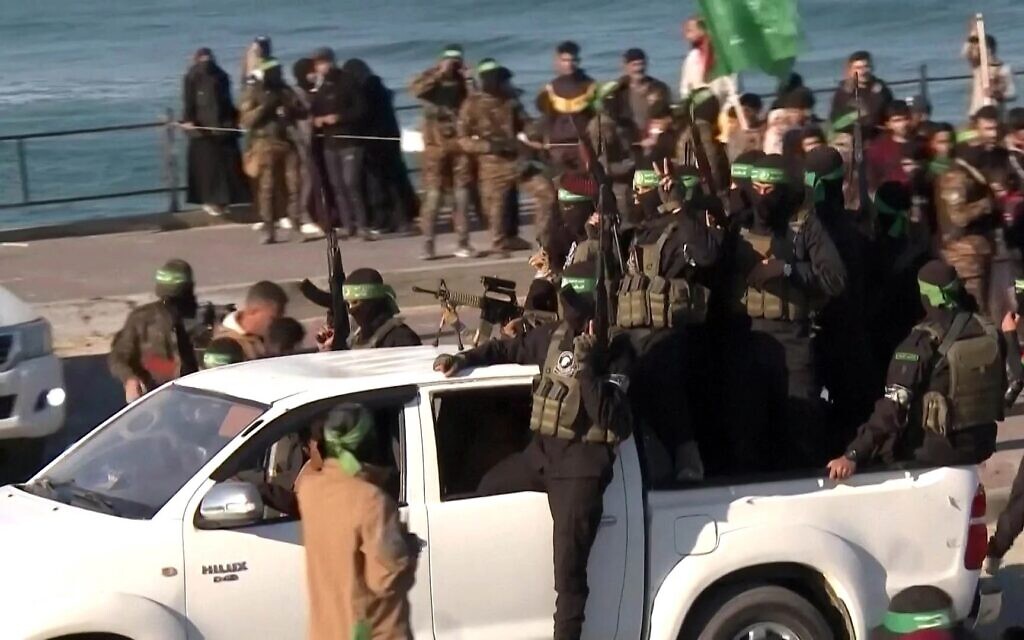 Des hommes armés du Hamas conduisent des pick-up Toyota dans la ville de Gaza avant la libération d'otages israéliens le 1er février 2025 (Crédit : capture d'écran Reuters)