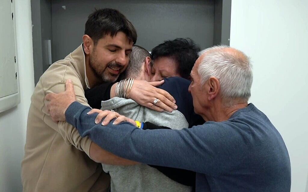 Or Levy enlacé par ses parents et son frère, sur une base de l'armée israélienne, le 8 février 2025. (Crédit : Capture d'écran/Armée israélienne)
