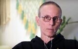 L’ex-otage Ohad Ben Ami s'exprimant dans une vidéo préenregistrée diffusée lors d'une manifestation, sur la Place des Otages, à Tel Aviv, le 15 février 2025. (Crédit : Forum des familles des otages et disparus)