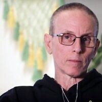 L’ex-otage Ohad Ben Ami s'exprimant dans une vidéo préenregistrée diffusée lors d'une manifestation, sur la Place des Otages, à Tel Aviv, le 15 février 2025. (Crédit : Forum des familles des otages et disparus)
