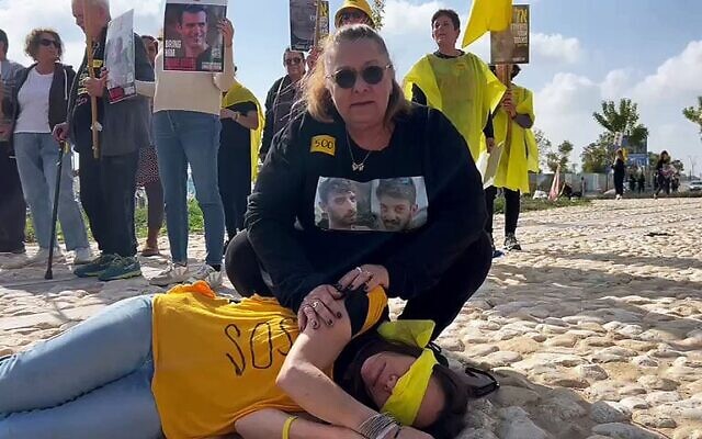 Sylvia Cunio, mère des otages David Cunio et Ariel Cunio, lors d'une manifestation pour la libération des otages à Carmei Gat le 17 février 2025. (Autorisation / Forum des familles d'otages et de disparus).