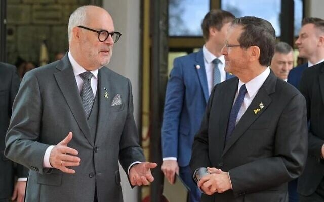 Le président Isaac Herzog (à droite) avec le président estonien Alar Karis à la résidence du président à Jérusalem, le 12 février 2025 (Crédit : Kobi Gideon/GPO)
