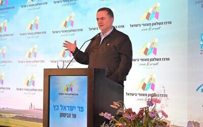 Le ministre de la Défense Israel Katz prend la parole lors d'une conférence des chefs des conseils régionaux, le 27 février 2025 (Shlomi Amsalem/ministère de la Défense)